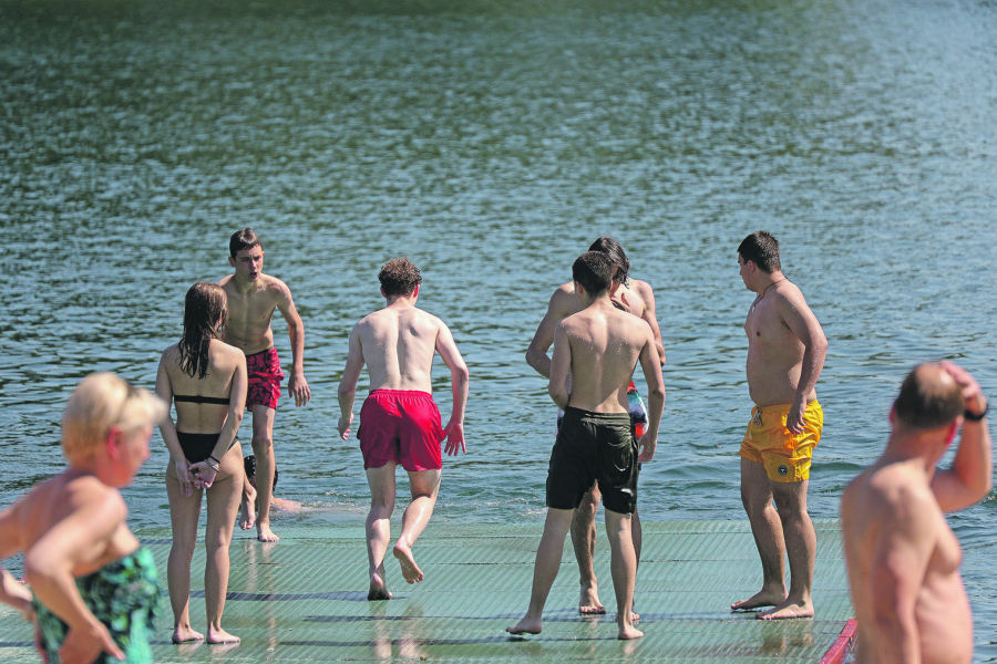 NA ADI KAO NA MORU - LEPO I KOŠTA Vrućine kao usred leta izmamile Beograđane u prirodu, a najviše prija odmor pored vode