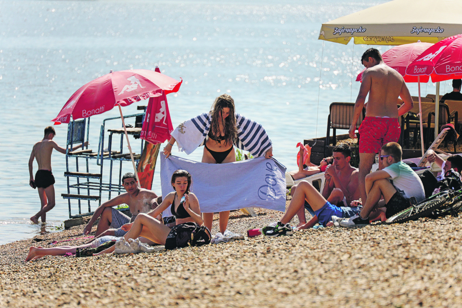 NA ADI KAO NA MORU - LEPO I KOŠTA Vrućine kao usred leta izmamile Beograđane u prirodu, a najviše prija odmor pored vode