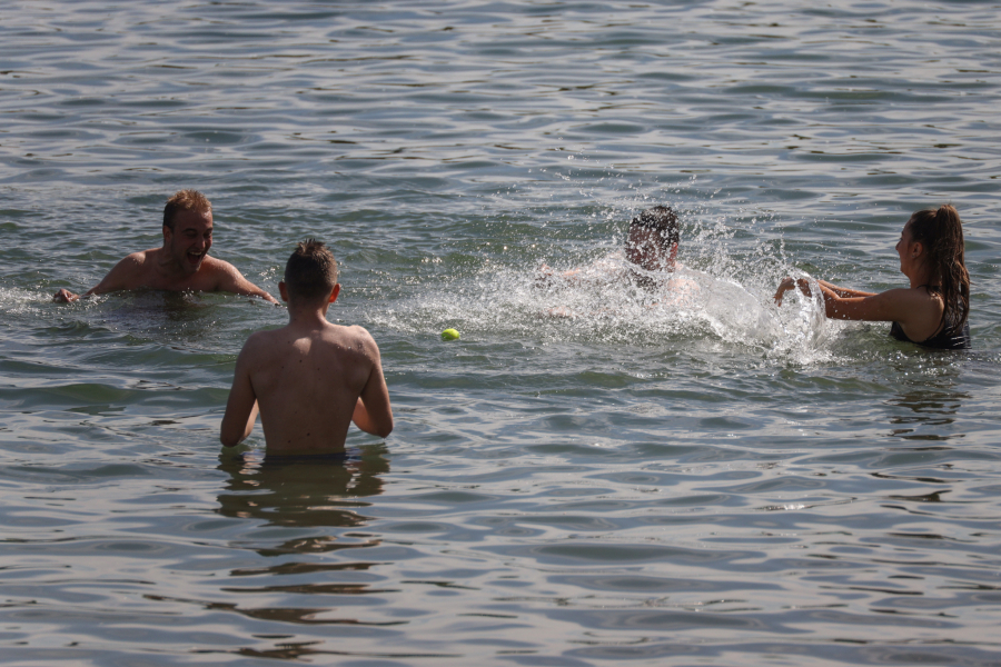 NA ADI KAO NA MORU - LEPO I KOŠTA Vrućine kao usred leta izmamile Beograđane u prirodu, a najviše prija odmor pored vode