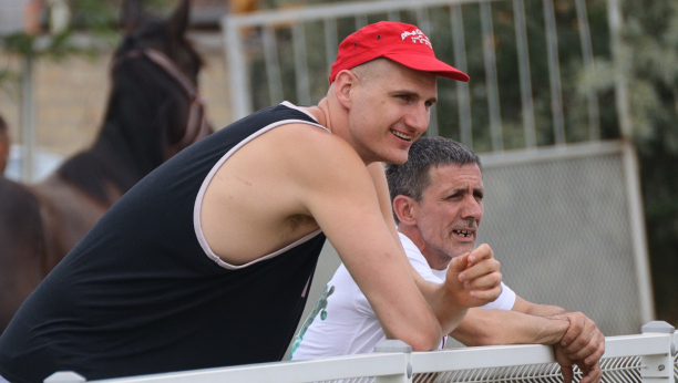 EKSKLUZIVNO Reporteri Alo! proveli dan sa Nikolom Jokićem na hipodromu u Subotici - Sve za konje (FOTO GALERIJA)