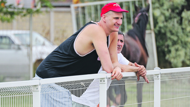 MVP NBA LIGE REĐA POBEDE Nikola Jokić sa suprugom i ćerkicom slavio u Somboru, reprezentativcu Srbije pripao pehar (FOTO)