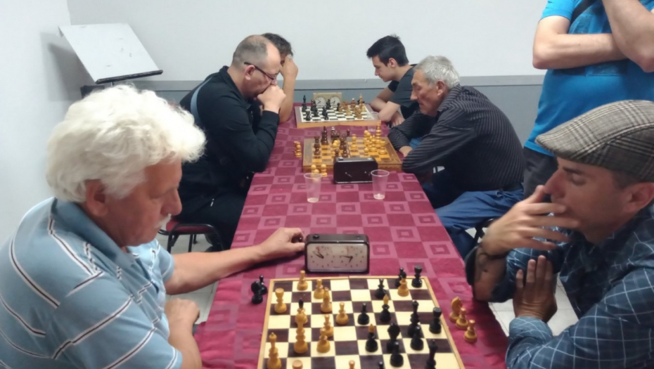 NEUMOLjIVI VETERANI NA 64 POLjA Majski šahovski turnir Brestovac -2022.“ u Donjem Brestovcu pružio zanimljive partije