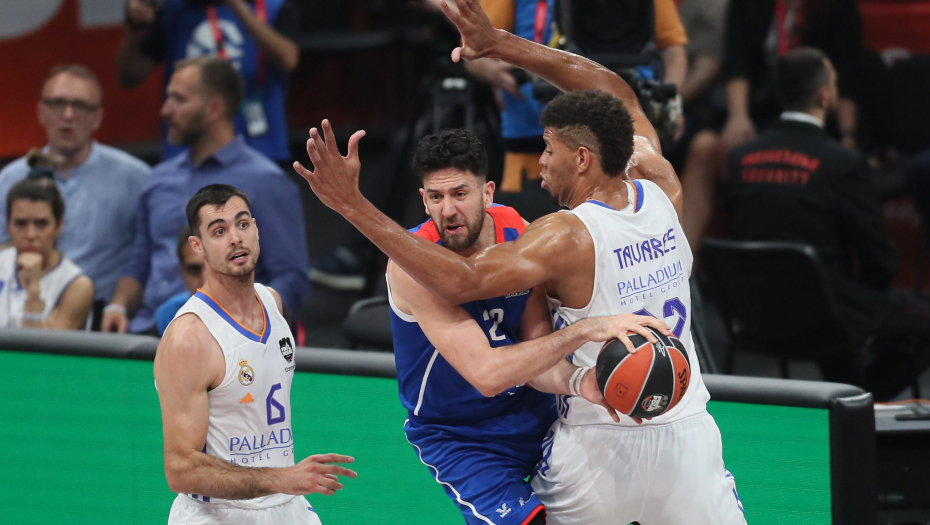 STRAŠNI MICIĆ DVOSTRUKI VLADAR EVROPE Efes doktorskom partijom srpskog  pleja srušio Real u Beogradu za drugu uzastopnu evropsku titulu