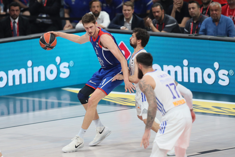 STRAŠNI MICIĆ DVOSTRUKI VLADAR EVROPE Efes doktorskom partijom srpskog  pleja srušio Real u Beogradu za drugu uzastopnu evropsku titulu