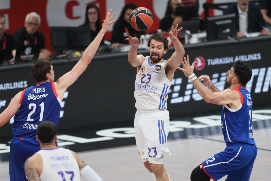 STRAŠNI MICIĆ DVOSTRUKI VLADAR EVROPE Efes doktorskom partijom srpskog  pleja srušio Real u Beogradu za drugu uzastopnu evropsku titulu