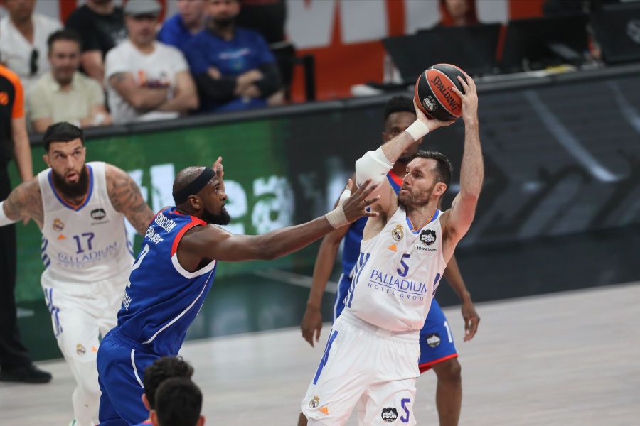 STRAŠNI MICIĆ DVOSTRUKI VLADAR EVROPE Efes doktorskom partijom srpskog  pleja srušio Real u Beogradu za drugu uzastopnu evropsku titulu