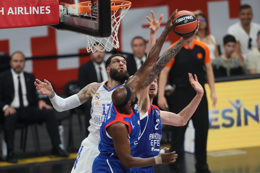 STRAŠNI MICIĆ DVOSTRUKI VLADAR EVROPE Efes doktorskom partijom srpskog  pleja srušio Real u Beogradu za drugu uzastopnu evropsku titulu