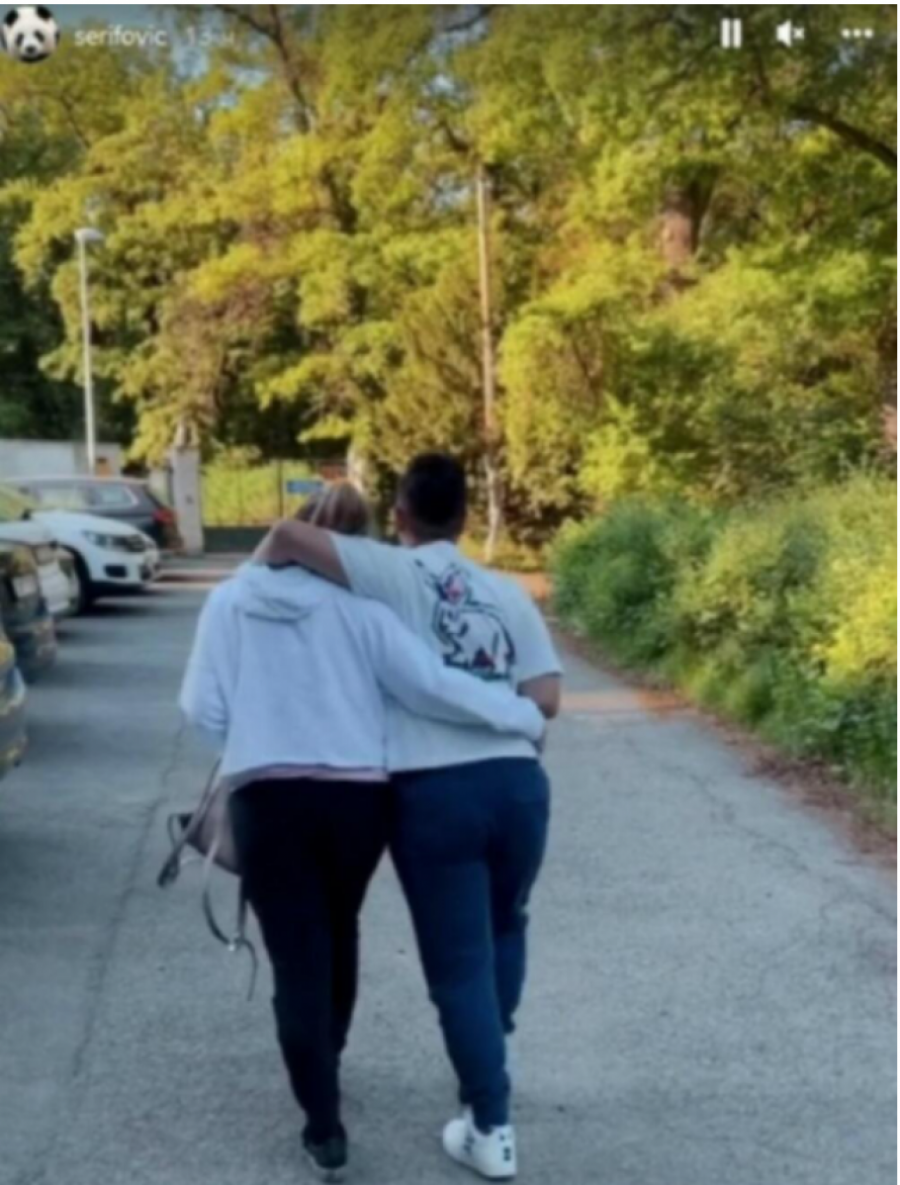 MARIJA ŠERIFOVIĆ OBJAVILA FOTOGRAFIJU SA NEPOZNATOM DEVOJKOM Zagrljene šetaju Pragom, pevačica joj poručila jedno (FOTO)