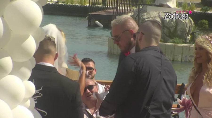 ODRIČEM SE SVEGA, POSTAJEM CARICA Dalila i Filip izgovorili sudbonosno da, Dejan guta knedle tokom ceremonije venčanja