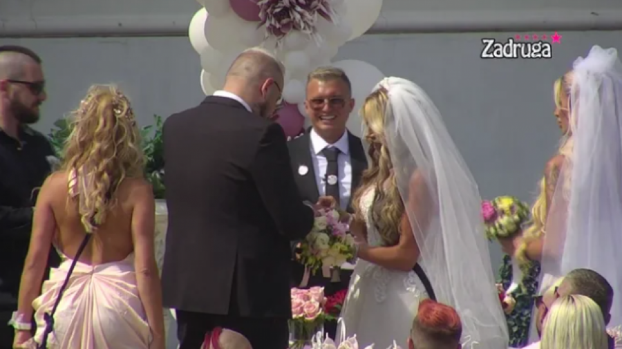 ODRIČEM SE SVEGA, POSTAJEM CARICA Dalila i Filip izgovorili sudbonosno da, Dejan guta knedle tokom ceremonije venčanja