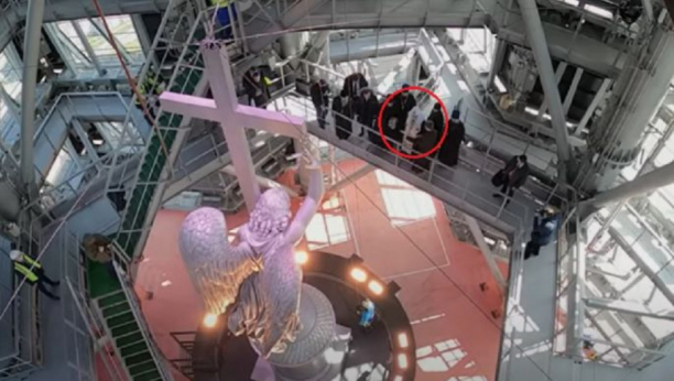 ČUDESAN PRIZOR OD KOG ZASTAJE DAH Ruski patrijarh osveštao anđela čuvara na vrhu najveće zgrade Evrope! Jedan detalj posebno važan (VIDEO)