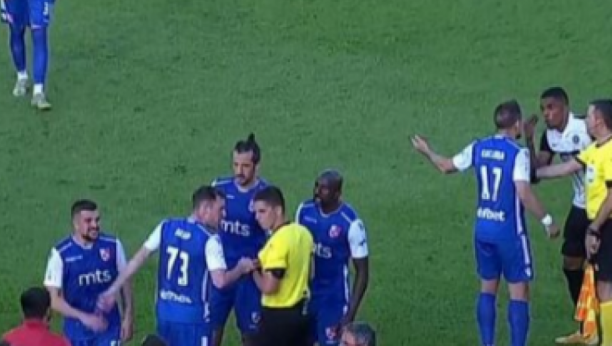 DRAMA U HUMSKOJ Gužva i koškanje, gosti hteli da napuste teren?