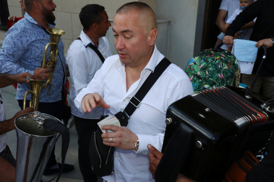 SVAKA ČAST  Dok Đani rinta po inostranstvu, Slađa deli prosjacima