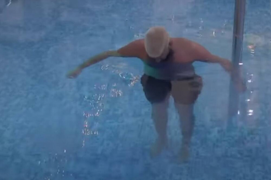 DEJAN PONOVO IZGUBIO BURMU Dragojeviću se dešava isti peh kao i sa Dalilom, zadrugar odmah skočio u bazen da je traži