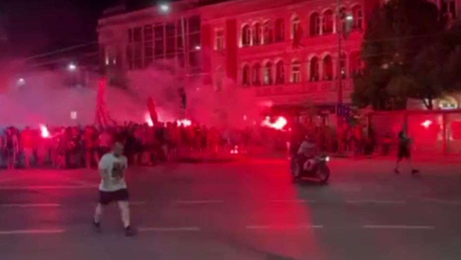 NA PUTU DO KALIŠA Navijači Zvezde "zapalili" Beograd (VIDEO)