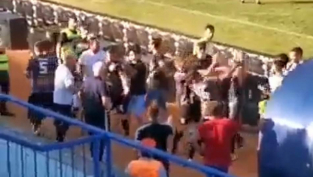 SKANDAL U PREMIJER LIGI Navijači se tukli sa igračima svog tima (VIDEO)