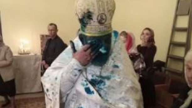 BIZARAN INCIDENT U OKOLINI LAVOVA Ukrajinci zelenom farbom udarili na sveštenika Ruske pravoslavne crkve