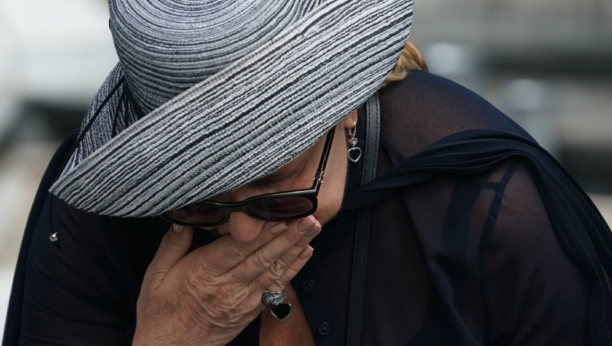 POMEN MILUTINU MRKONJIĆU: Ana Bekuta potpuno slomljena nad grobom, pevačica ne može da sakrije tugu i suze, a on je drži (FOTO)