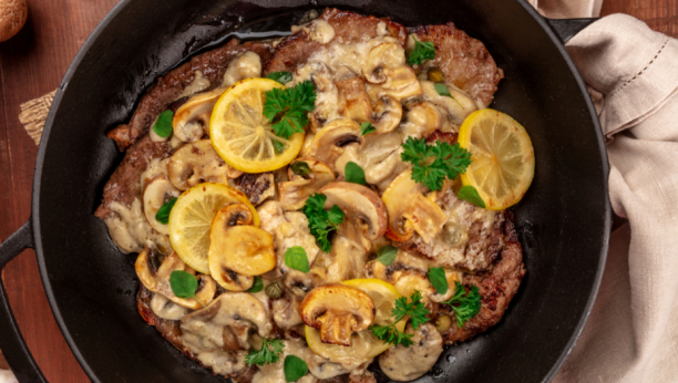 TELETINA S PEČURKAMA: Jednostavno, a preukusno jelo, švedski sto se ne bi postideo