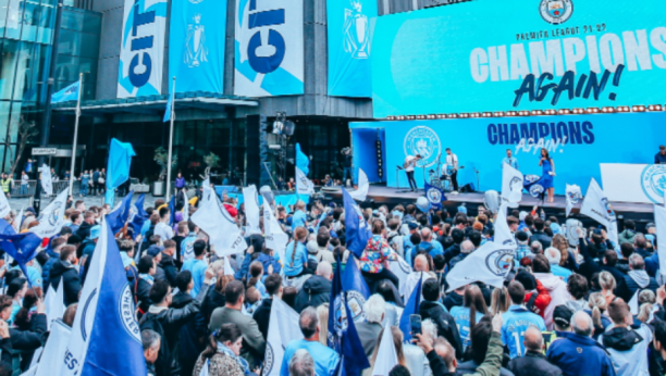 LUDILO U MANČESTERU Navijači Sitija preplavili grad i proslavlili titulu sa timom (FOTO) (VIDEO)