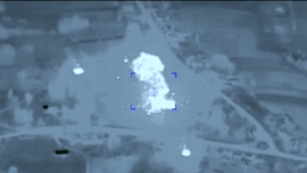 RUSI GAĐAJU UKRAJINCE NUKLEARNOM HAUBICOM Snimci drona pokazuju totalno uništenje položaja (VIDEO)