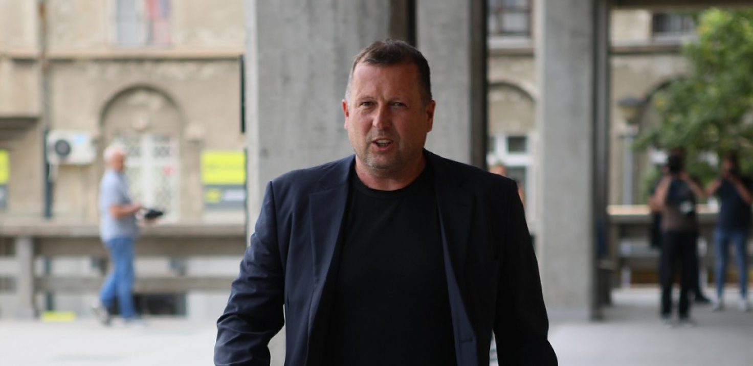 ODLOŽENO SUĐENJE MIKI ALEKSIĆU Optuženi za silovanje i polno uznemiravanje učenica nije došao u sud, njegov advokat otkrio razlog (FOTO/VIDEO)