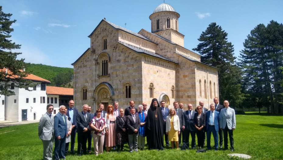 POZVALI SU NA VRAĆANJE ZEMLJIŠTA SRPSKOJ SVETINJI Ambasadori Kvinte u poseti manastiru Visoki Dečani (FOTO)