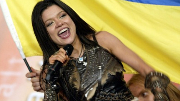 PRE 18 GODINA JE ZAPALILA VATRU NA EVROVIZIJI: Bila je glavna konkurencija Željku Joksimoviću, danas gazi petu deceniju i izgleda savršeno