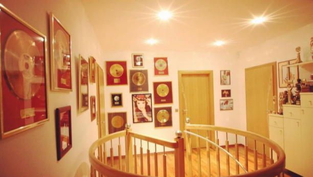 ZAVIRITE U DVORAC DRAGANE MIRKOVIĆ OD 50 MILIONA EVRA Velelepno zdanje jedno od najlepših u Austriji, ima skoro 250 prozora, a to nije kraj luksuzu