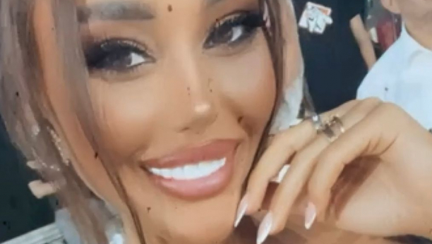 POJAVILA SE NA BELOM DVORU Ana Korać izbacila ogromne silikonske grudi u prvi plan, sve oči uprte u starletu (FOTO)