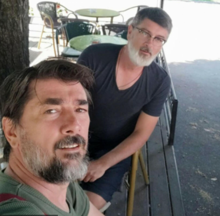 OVO JE ROĐENI BRAT VOJINA ĆETKOVIĆA! Nikada ga nismo videli u javnosti, ozbiljan je frajer, a evo i čime se bavi (FOTO)