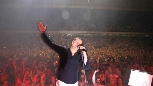 DVE PROSIDBE NA KONCERTU Aco Pejović napunio halu Spens: Moje druženje sa Novosađanima je uvek posebno