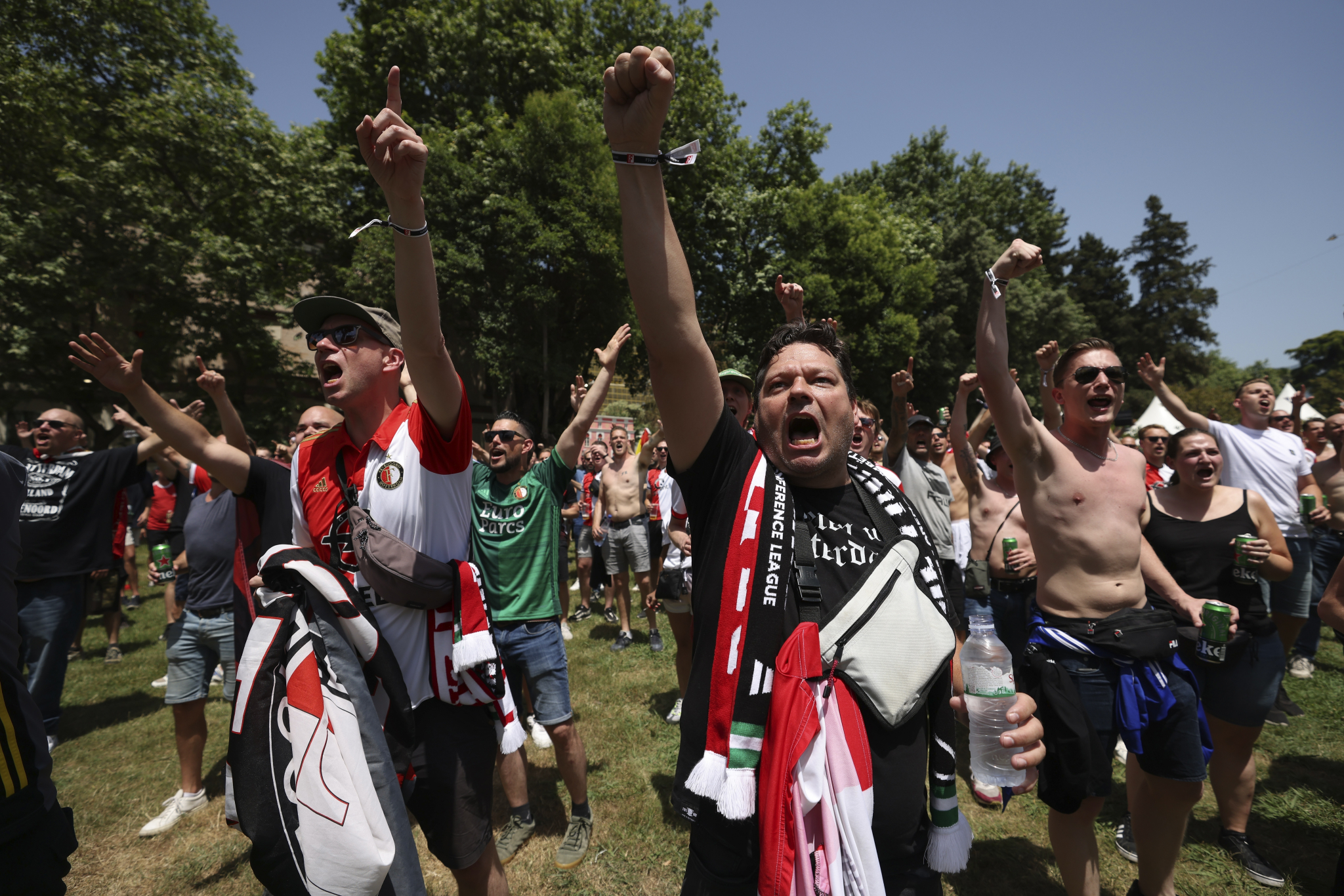 HAOS U TIRANI Albanci deportovali navijače Rome, opšti haos na ulicama pred finale