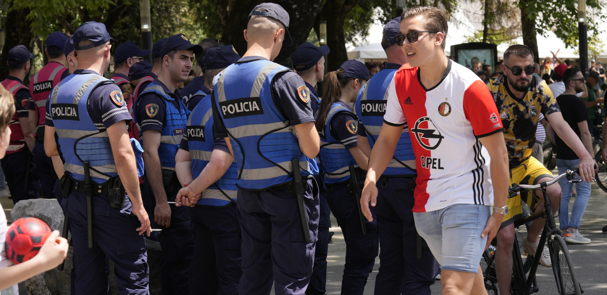 HAOS U TIRANI Albanci deportovali navijače Rome, opšti haos na ulicama pred finale
