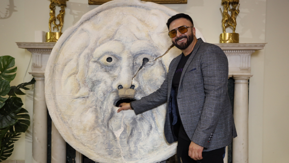 BATA SPASOJEVIĆ POMERIO SVE GRANICE: Ljubitelji mode uz suze i ovacije pozdravili neviđeni spektakl na Belom dvoru