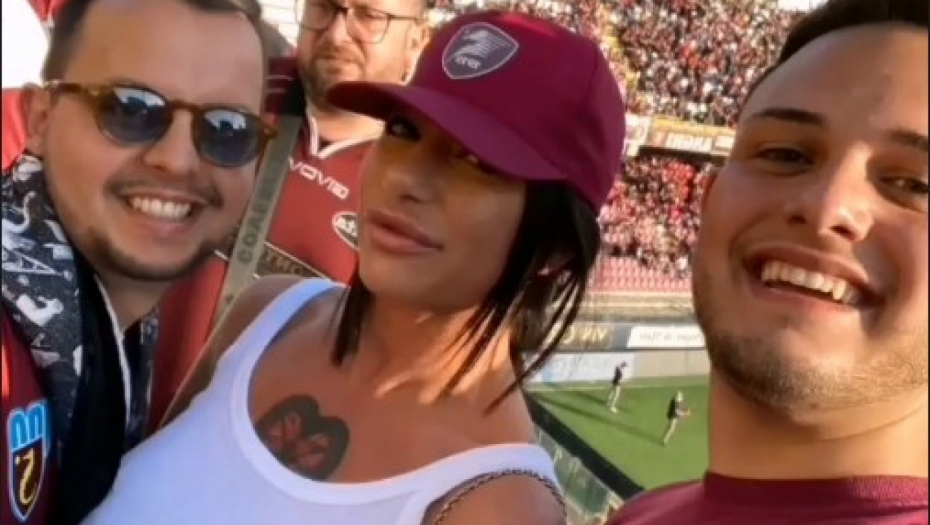 VRELINA JUGA Zvezda filmova za odrasle ispunila obećanje navijačima Salernitane: Gole grudi kao poklon u ponoć! (VIDEO)