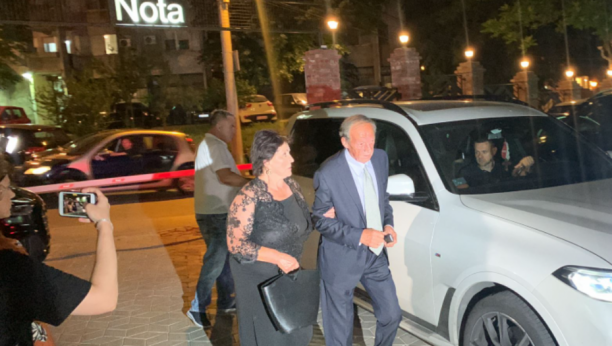 STIGLI SU I ONI Cecini roditelji se pojavili na 24. rođendan svoje unuke, slavlje nije moglo da prođe bez njih (FOTO)