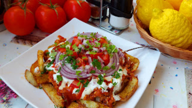 KROMPIR ZAPEČEN U TIGANJU JE NEŠTO ŠTO MORATE DA PROBATE Uz dodatak sira koji se topi i hrskavu slaninu imaćete obrok iz snova