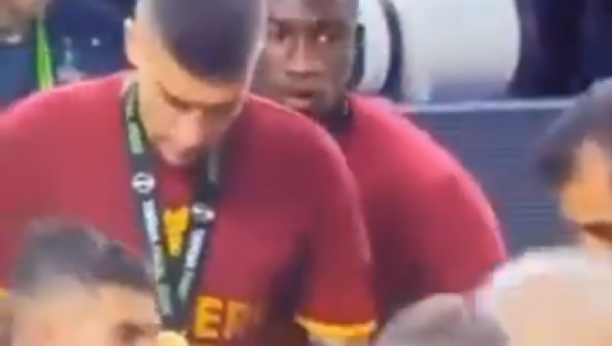 HAOS U ALBANIJI Igrač Rome udario saigrača dok je trajala proslava titule (VIDEO)