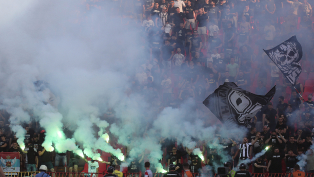 SUPERLIGA ŽESTOKO KAZNILA ZVEZDU I PARTIZAN Evo koliko "večiti" moraju da plate zbog bakljade