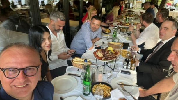 RUČAK SA TIMOM KOJI JE ORGANIZOVAO F4 EVROLIGE! Goran Vesić se zahvalio mladićima i devojkama koji su pomogli da se pošalje divna slika o Beogradu u svet (FOTO)