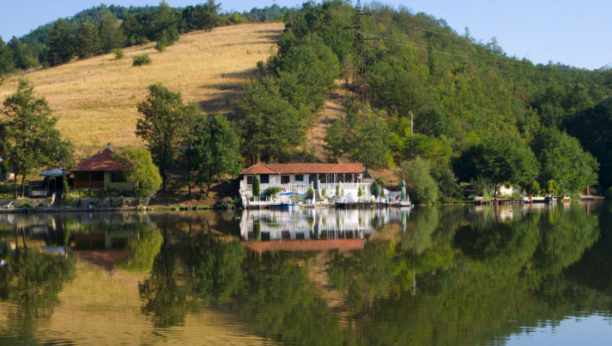 SKRIVENI BISER NAŠE ZEMLJE Jedinstvena banja u Srbiji jer se nalazi u predelu izuzetnih odlika, okružena zelenilom planine Ovčar