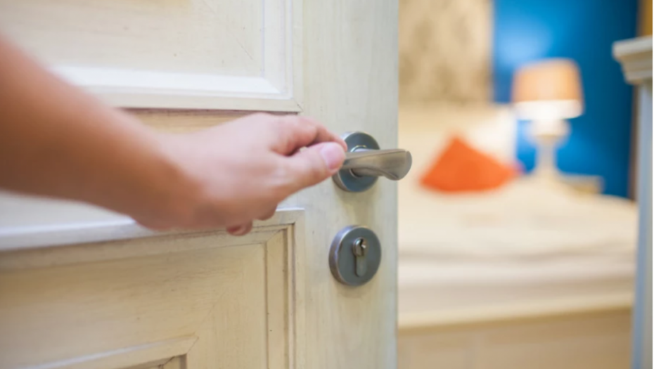 OTERAJTE NESREĆU I LOŠE SNOVE U spavaću sobu stavite jedan predmet, veruje se da zaista pomaže