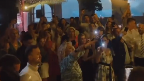 VESNA ZMIJANAC NAPRAVILA SPEKTAKL NA SVADBI ODBOJKAŠA Ovakva se pojavila na venčanju Aleksandra Atanasijevića i napravila haos (VIDEO)