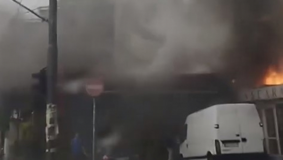 GORI LOKAL NA BANOVOM BRDU Crn dim prekrio nebo, na licu mesta vatrogasci i policija (FOTO)