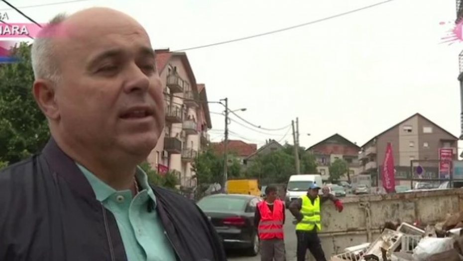SKLONILI KONTEJNERE DA SE PARKIRAJU PA NAPRAVILI DEPONIJU Predsednik opštine Grocka izašao na teren - Ovo se rešava, želimo da opština bude čista!