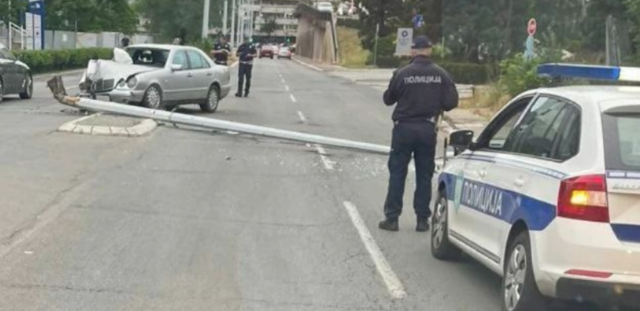 SAOBRAĆAJKA NA NOVOM BEOGRADU Od siline udarca srušio banderu (FOTO)