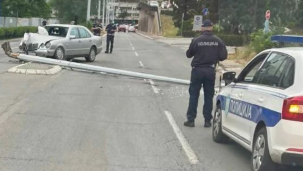 SAOBRAĆAJKA NA NOVOM BEOGRADU Od siline udarca srušio banderu (FOTO)