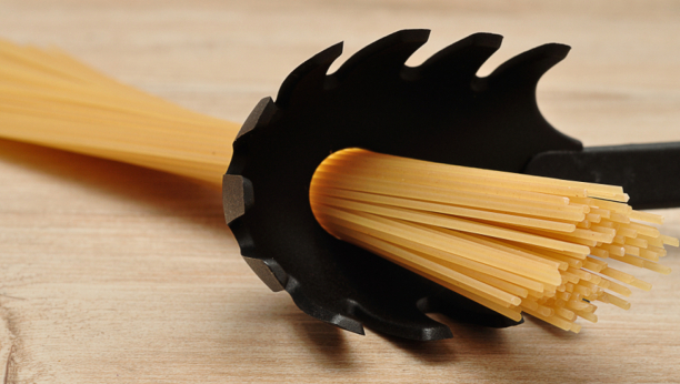 SVI MISLE DA NEMA SVRHU, A VEOMA JE PRAKTIČNA: Evo zašto kašika za špagete ima rupu