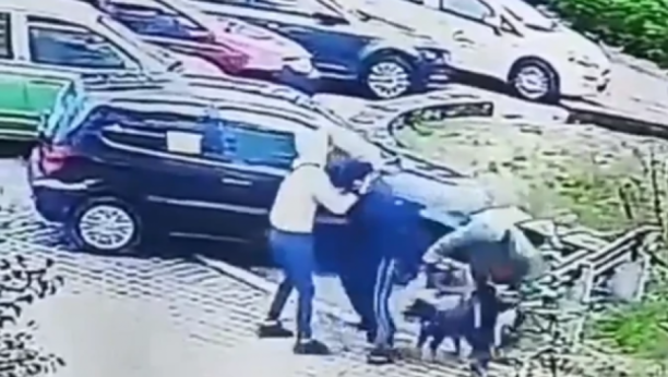 (UZNEMIRUJUĆI VIDEO) Lopov napao ženu na Novom Beogradu, izbio joj zub i pokidao nakit!